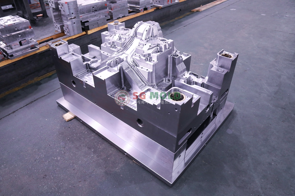 Plastic Molding Base for Automobile Lighting Processing